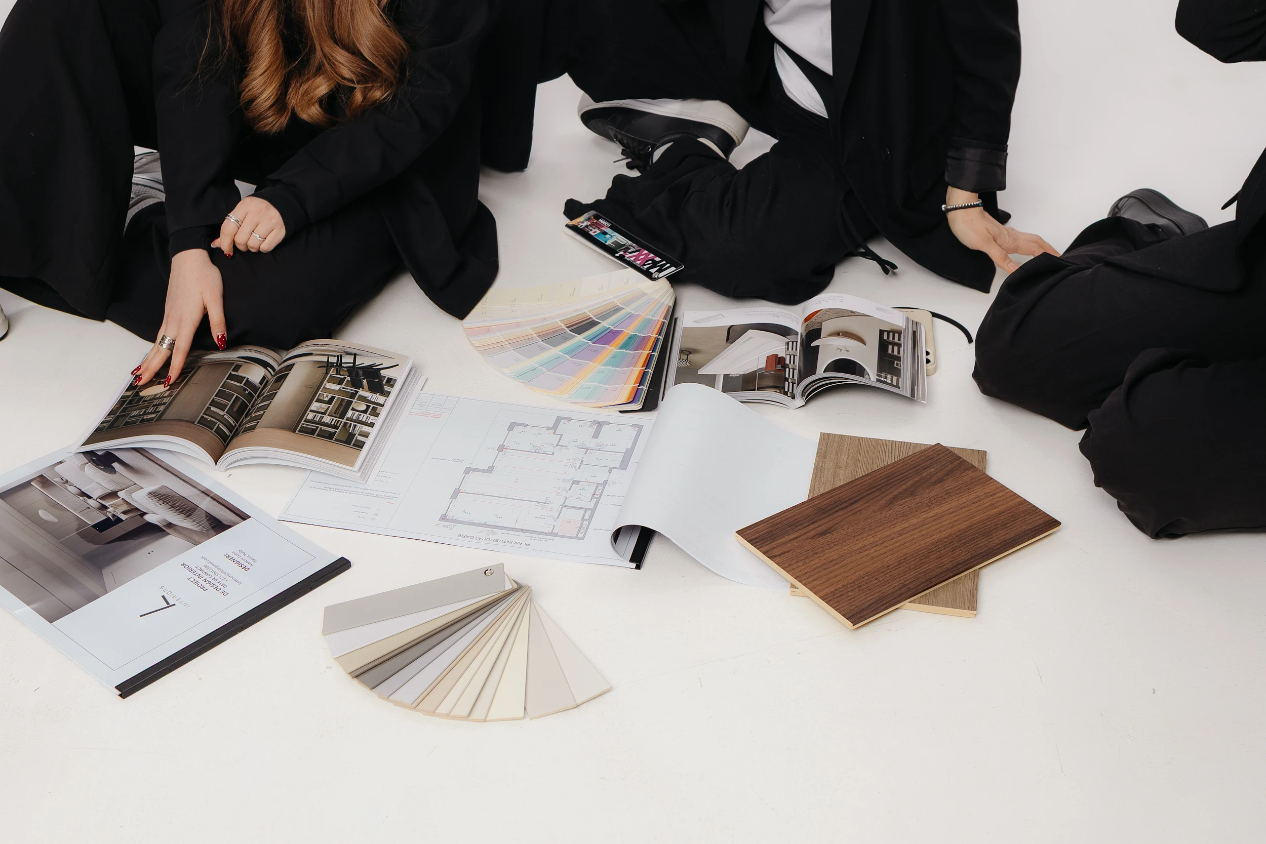 Echipa L Interiors selectează materiale, finisaje și culori pentru un proiect de design interior