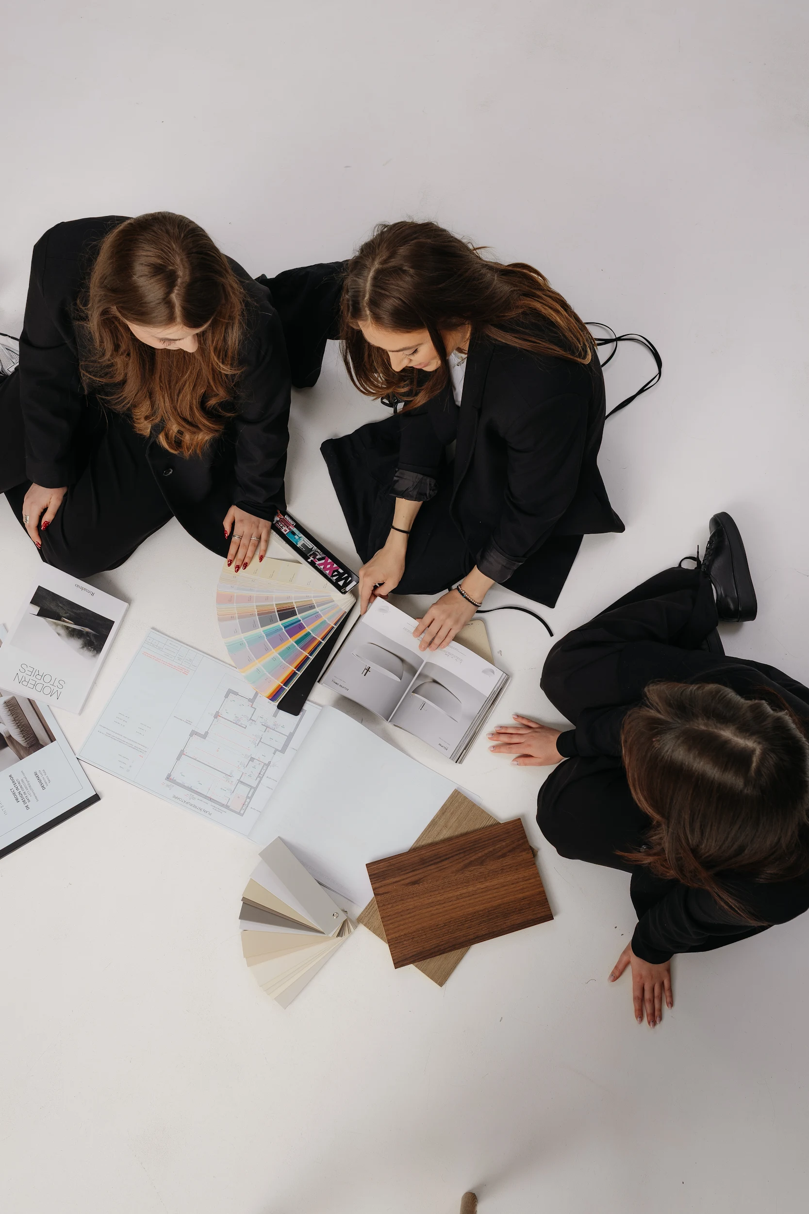 Analiza planului, paletelor cromatice și materialelor pentru un proiect