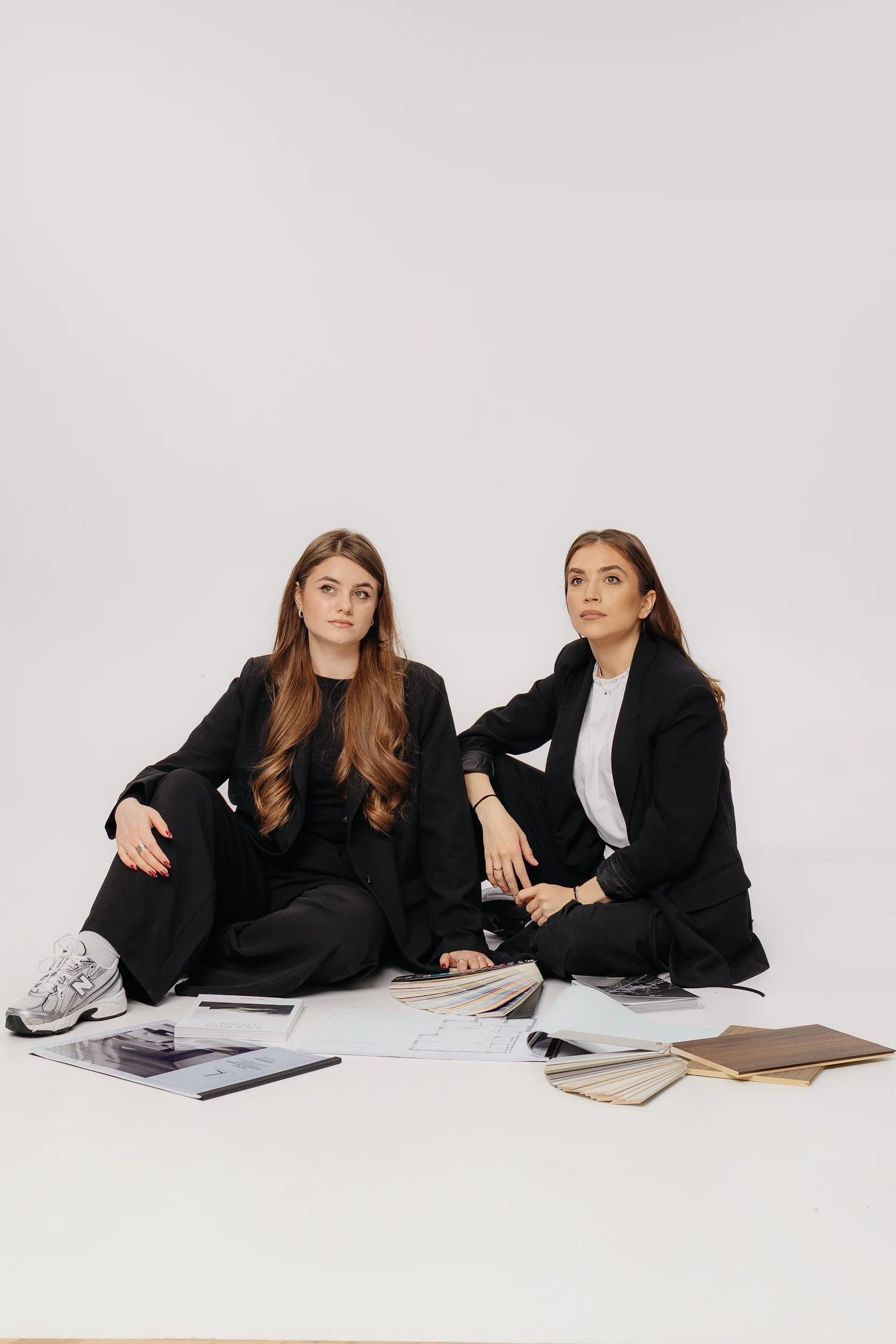 Membre ale echipei L Interiors pregătesc selecțiile de materiale