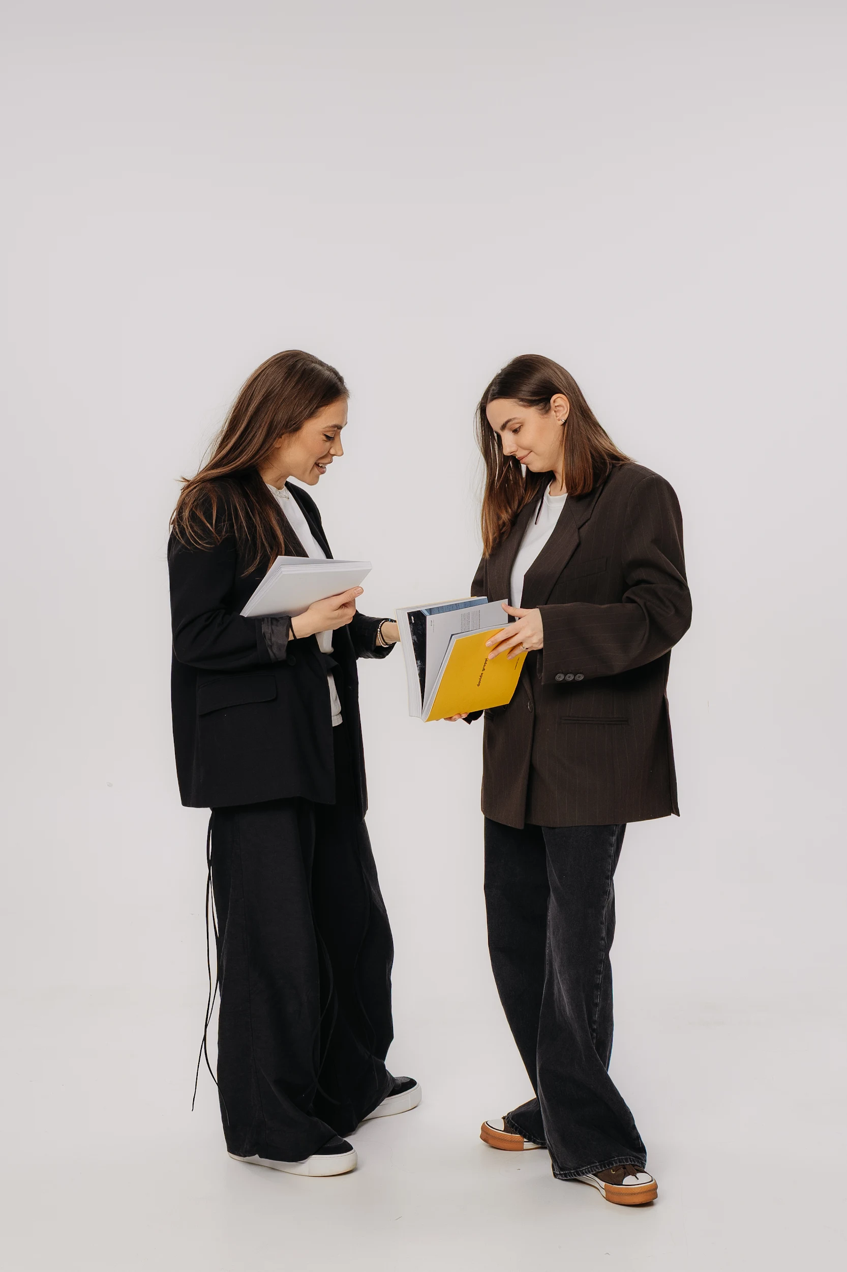 Discuție între designerii L Interiors despre documentația proiectului