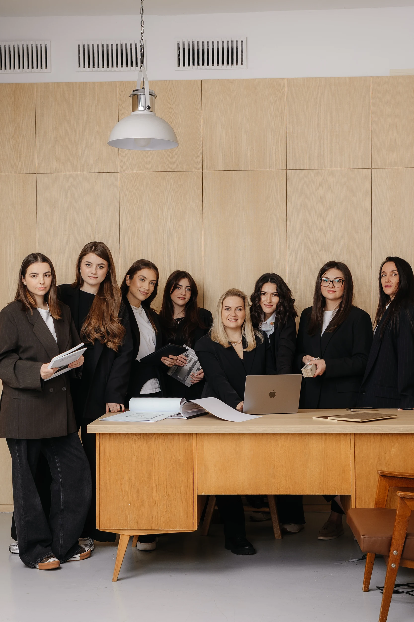 Revizuirea planurilor de amenajare în studioul L Interiors